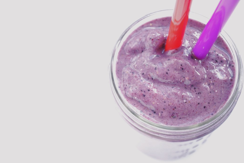 Heart Beet Smoothie: Packed with hearth-healthy ingredients you can share with your valentine! || fooduzzi.com