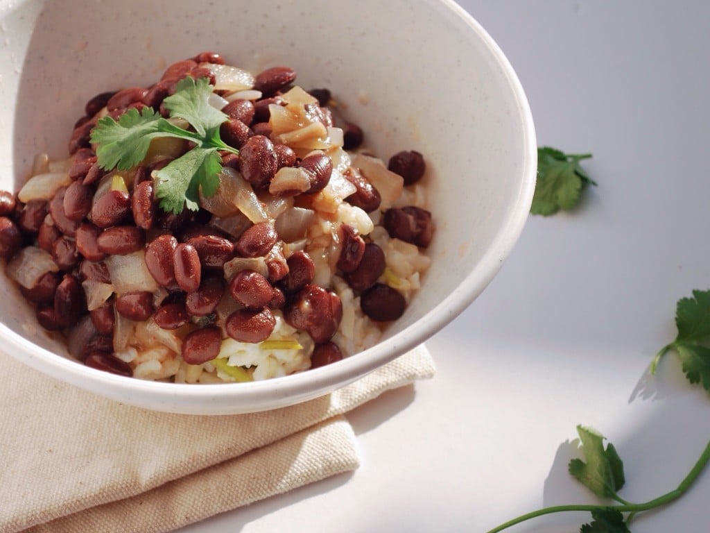 Black Beans & Rice: Chipotle-inspired cilantro lime brown rice smothered in spicy black beans! Simple, warm, & totally comforting! || fooduzzi.com
