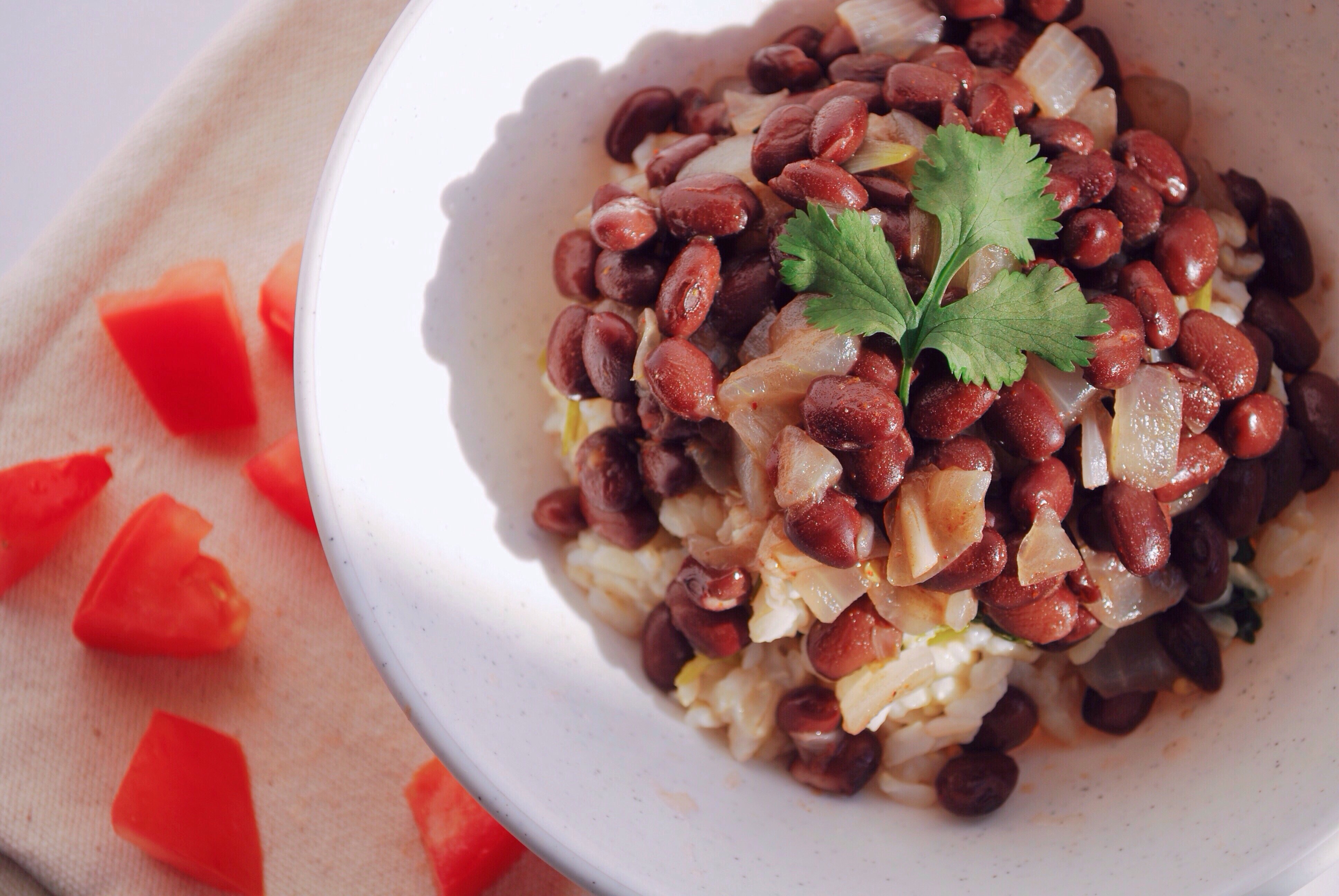Black Beans & Rice: Chipotle-inspired cilantro lime brown rice smothered in spicy black beans! Simple, warm, & totally comforting! || fooduzzi.com