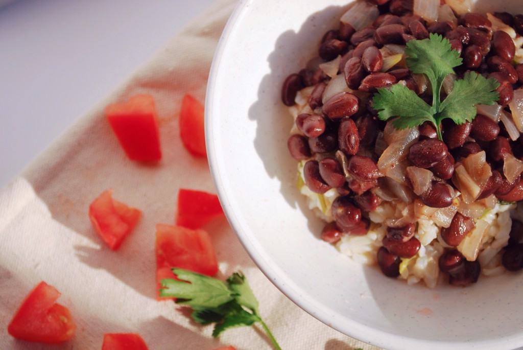 Black Beans & Rice: Chipotle-inspired cilantro lime brown rice smothered in spicy black beans! Simple, warm, & totally comforting! || fooduzzi.com
