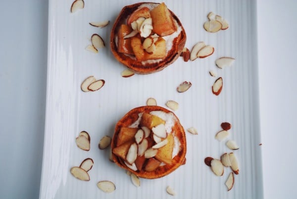 Sweet Potato Bruschetta: This vegan & gluten free bruschetta is full of warming spices and winter veggies! || fooduzzi.com