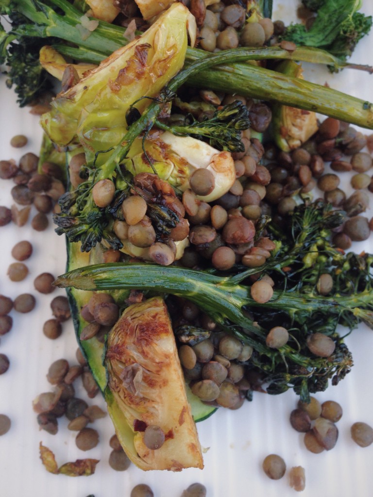 Green Machine Power Plate: a nutrient dense - full of vitamins, iron, antioxidants, and nearly 20 grams of protein -, vegan, and gluten free meal that will keep you focused and full this winter! Kale, brussels sprouts, broccolini, lentils, and zucchini star in this stellar dish. || fooduzzi.com