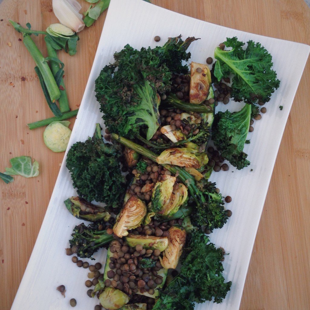 Green Machine Power Plate: a nutrient dense - vitamins, iron, antioxidants, and nearly 20 grams of protein -, vegan, and gluten free meal that will keep you focused and full this winter! Kale, brussels sprouts, broccolini, lentils, and zucchini star in this stellar dish. || fooduzzi.com