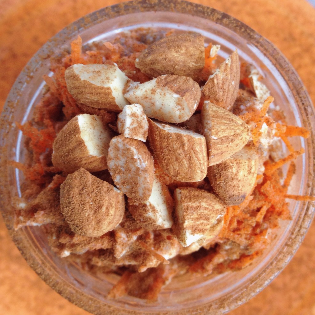Carrot Cake Overnight Oatmeal: Get yourself out of that AM rut and delight in dessert for breakfast! This nourishing, gluten free, and vegan meal is perfectly packaged for your on-the-go mornings! || fooduzzi.com