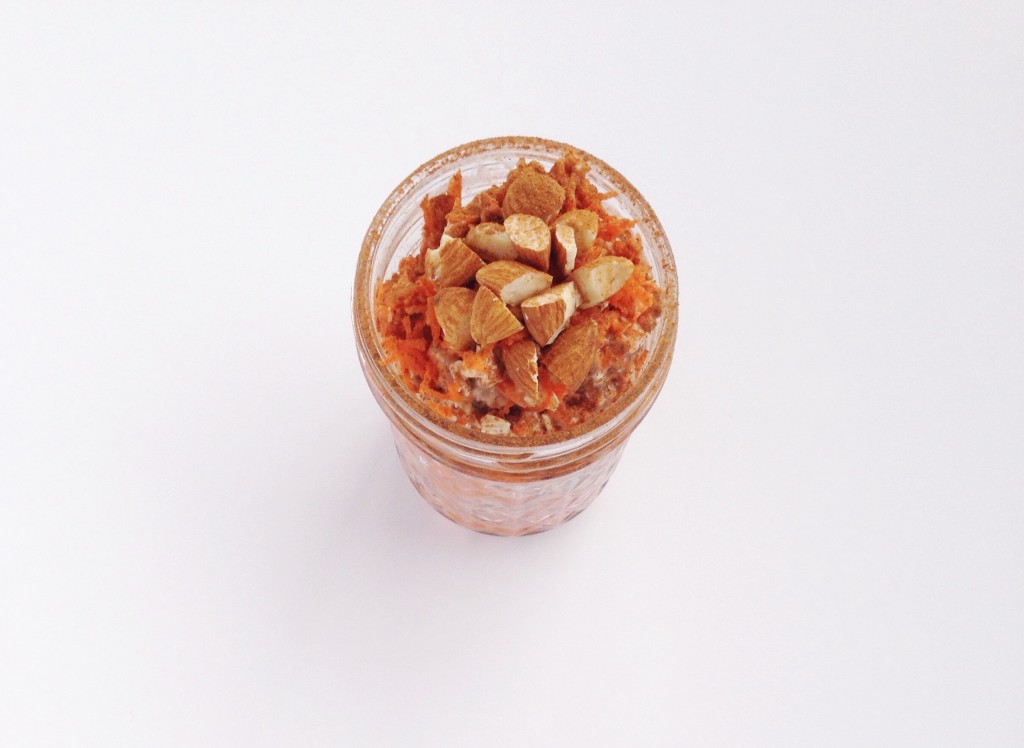 Carrot Cake Overnight Oatmeal: Get yourself out of that AM rut and delight in dessert for breakfast! This nourishing, gluten free, and vegan meal is perfectly packaged for your on-the-go mornings! || fooduzzi.com