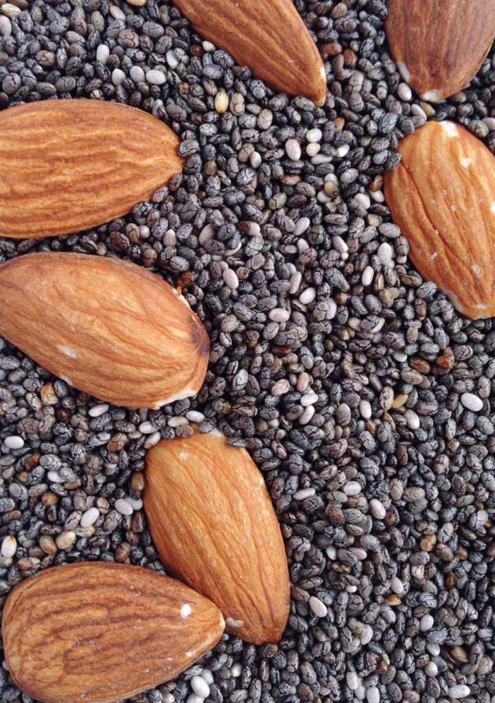 Carrot Cake Overnight Oatmeal: Get yourself out of that AM rut and delight in dessert for breakfast! This nourishing, gluten free, and vegan meal is perfectly packaged for your on-the-go mornings! || fooduzzi.com