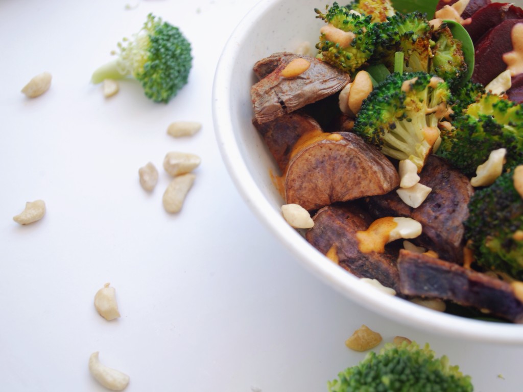 The Super Bowl: Cheer on New England or Seattle with this festively-colored bowl of delight! This gluten free and vegan salad would be a welcomed healthy dish to your game day grub! || fooduzzi.com