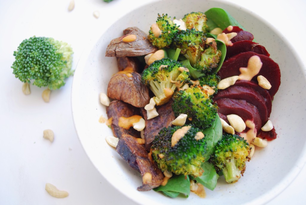 The Super Bowl: Cheer on New England or Seattle with this festively-colored bowl of delight! This gluten free and vegan salad would be a welcomed healthy dish to your game day grub! || fooduzzi.com