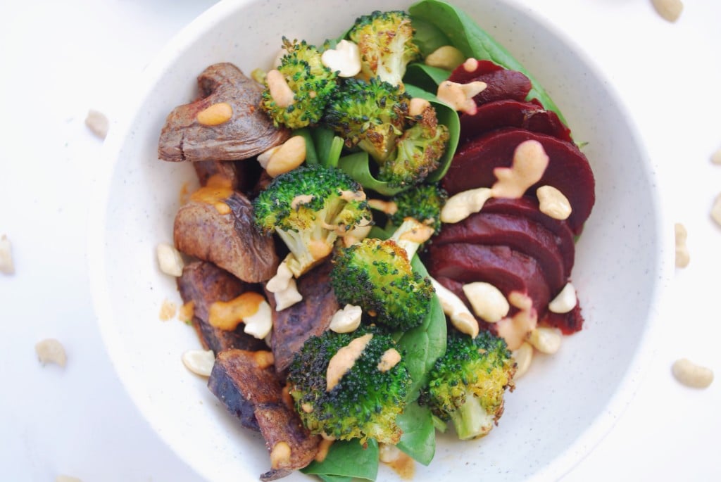 The Super Bowl: Cheer on New England or Seattle with this festively-colored bowl of delight! This gluten free and vegan salad would be a welcomed healthy dish to your game day grub! || fooduzzi.com