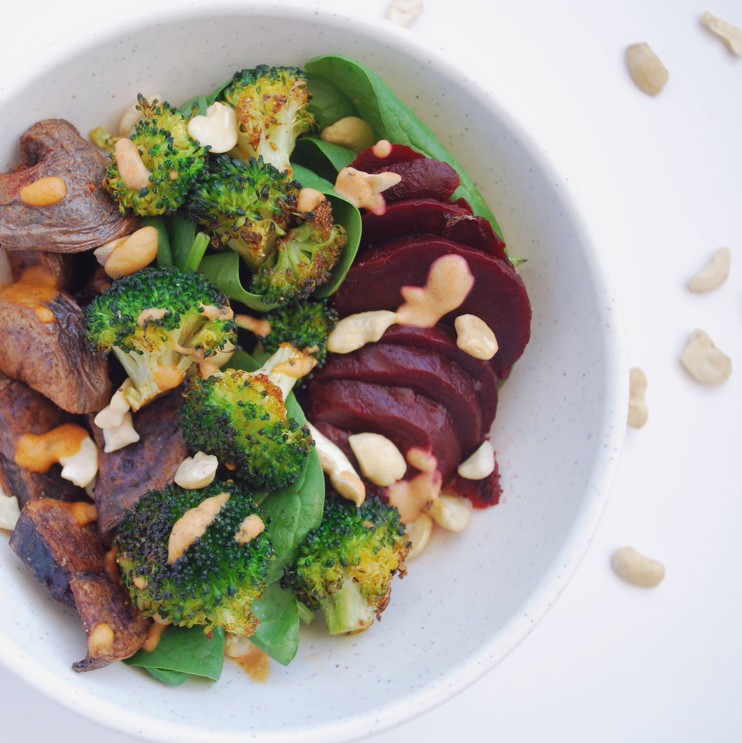 The Super Bowl: Cheer on New England or Seattle with this festively-colored bowl of delight! This gluten free and vegan salad would be a welcomed healthy dish to your game day grub! || fooduzzi.com