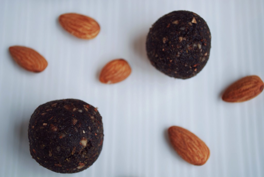 Tiramisu LÄRABAR Bites: A homemade take on the classic snack bar! Dates, almonds, coffee, cocoa, and nutritional yeast make these gluten free and vegan snacks! || fooduzzi.com