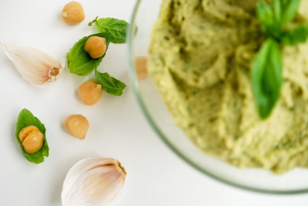 Pesto Hummus: Packed with flavor, this vegan and gluten free hummus is sure to impress! It's a healthier take on the classic Italian pesto! || fooduzzi.com