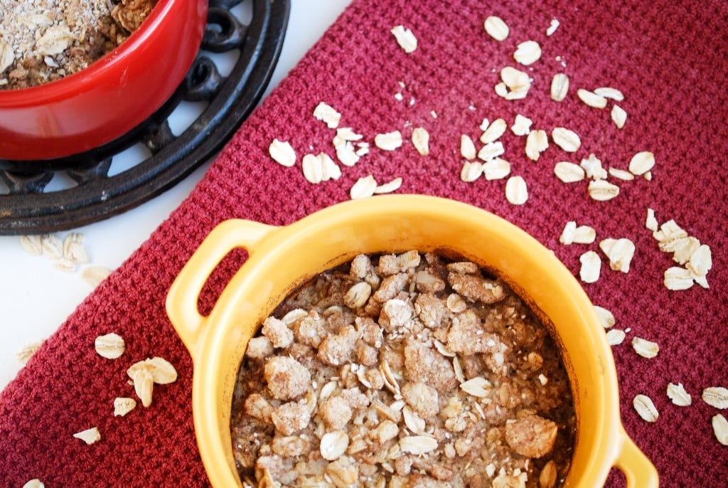 Coffee Cake Baked Oatmeal: A warm and chewy gluten free and vegan breakfast delight! Dessert in breakfast form? Yes, please! || fooduzzi.com