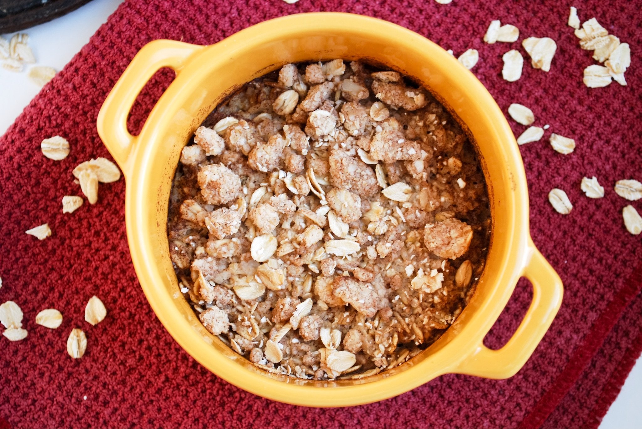 Coffee Cake Baked Oatmeal: A warm and chewy gluten free and vegan breakfast delight! Dessert in breakfast form? Yes, please! || fooduzzi.com
