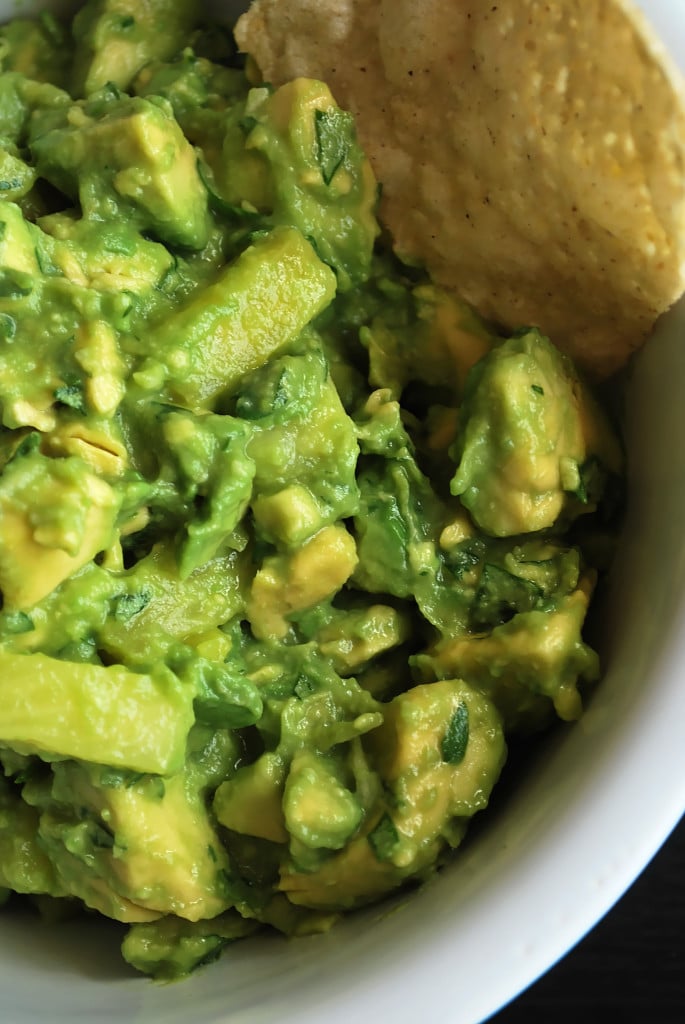 Pineapple Guacamole: Tart, sweet, and full of flavor, this gluten free and vegan guacamole is the perfect addition to any summer picnic! || fooduzzi.com