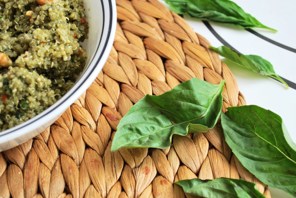 Pesto & Quinoa: Vegan, gluten free, and packed with protein and big flavors! Perfect for a lazy summer meal! || fooduzzi.com