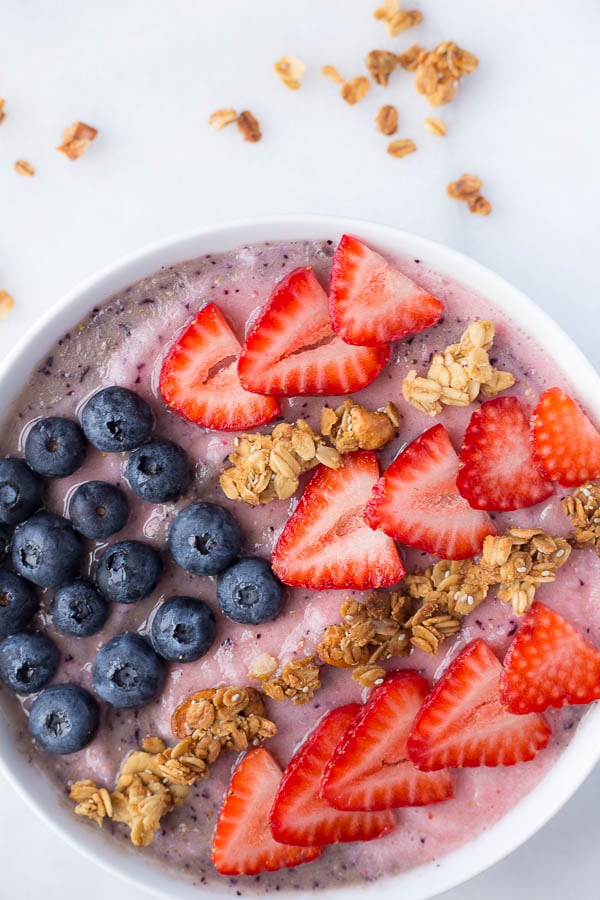 Red, White, & Blue Smoothie Bowl: full of gluten free & vegan ingredients for a healthy breakfast treat! The homemade vanilla-cashew-coconut granola is the real star! || fooduzzi.com recipe