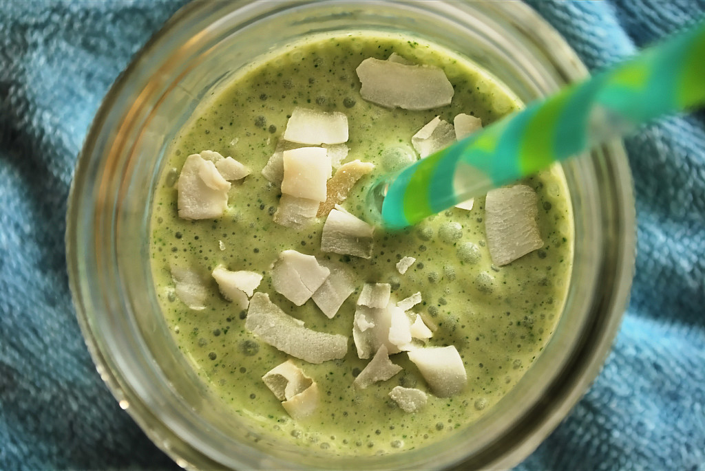 Piña Colada Green Smoothie: Taste the tropics with this nutritious and delicious gluten free & vegan smoothie! It's summer in a glass! || fooduzzi.com