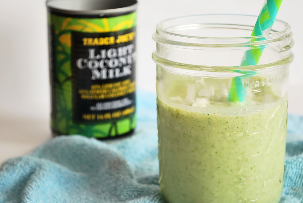 Piña Colada Green Smoothie: Taste the tropics with this nutritious and delicious gluten free & vegan smoothie! It's summer in a glass! || fooduzzi.com