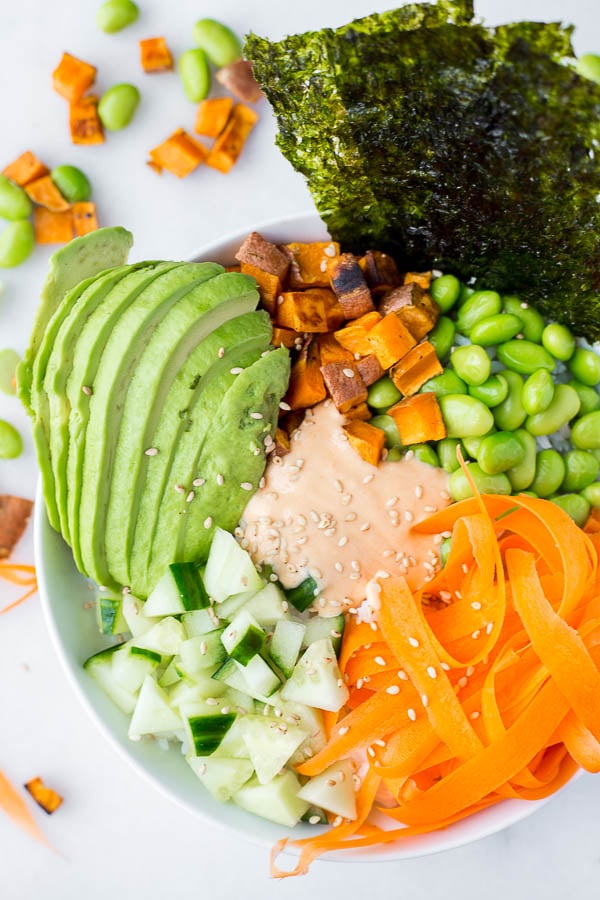 Sushi Burrito Bowls: all of your favorite flavors from sushi in an easy-to-make, 20-minute meal! It's gluten free, vegan, and packed with healthy ingredients! || fooduzzi.com recipe