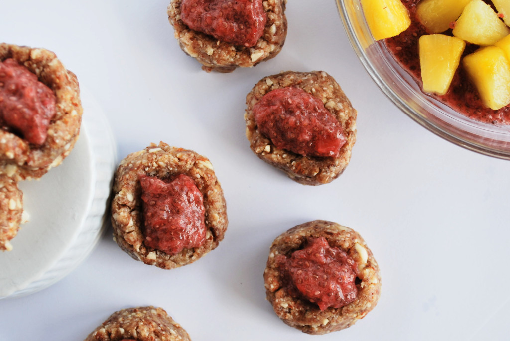 PB&J Thumbprints: These gluten free, vegan, and paleo PB&J Thumbprints are filled with delicious whole foods and topped with a tropical Strawberry & Pineapple Chia Jam! || fooduzzi.com