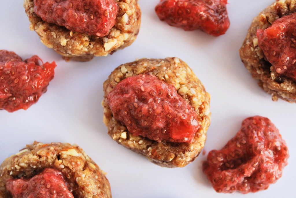 PB&J Thumbprints: These gluten free, vegan, and paleo PB&J Thumbprints are filled with delicious whole foods and topped with a tropical Strawberry & Pineapple Chia Jam! || fooduzzi.com