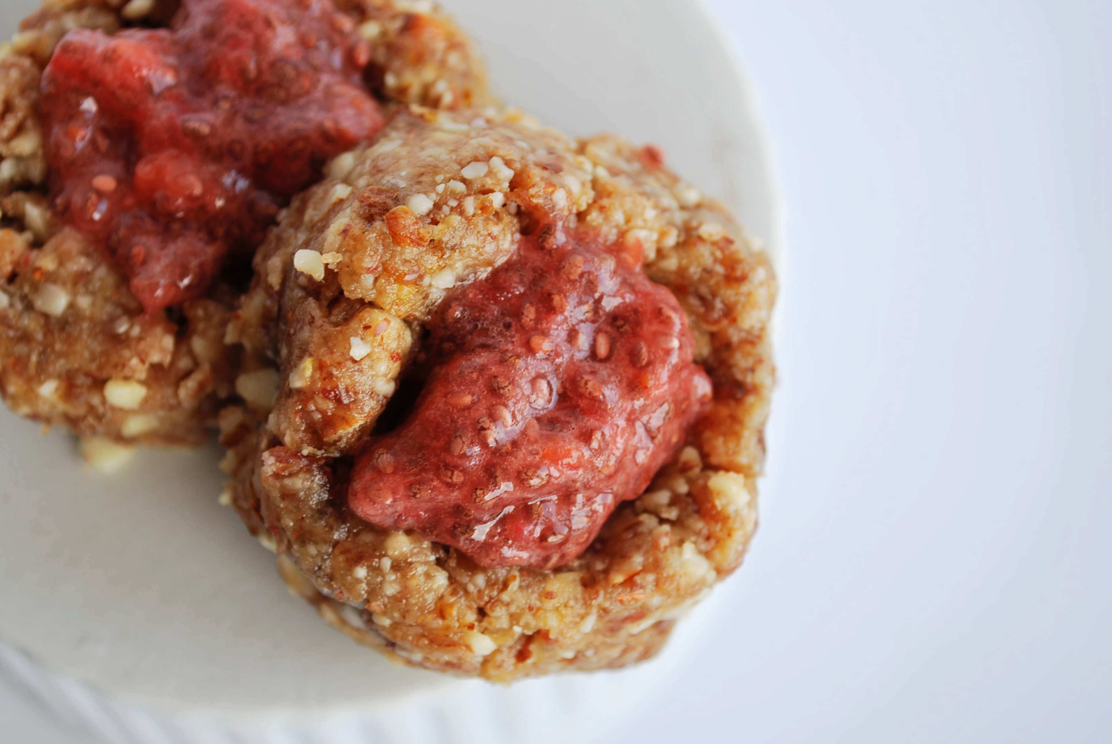 PB&J Thumbprints: These gluten free, vegan, and paleo PB&J Thumbprints are filled with delicious whole foods and topped with a tropical Strawberry & Pineapple Chia Jam! || fooduzzi.com