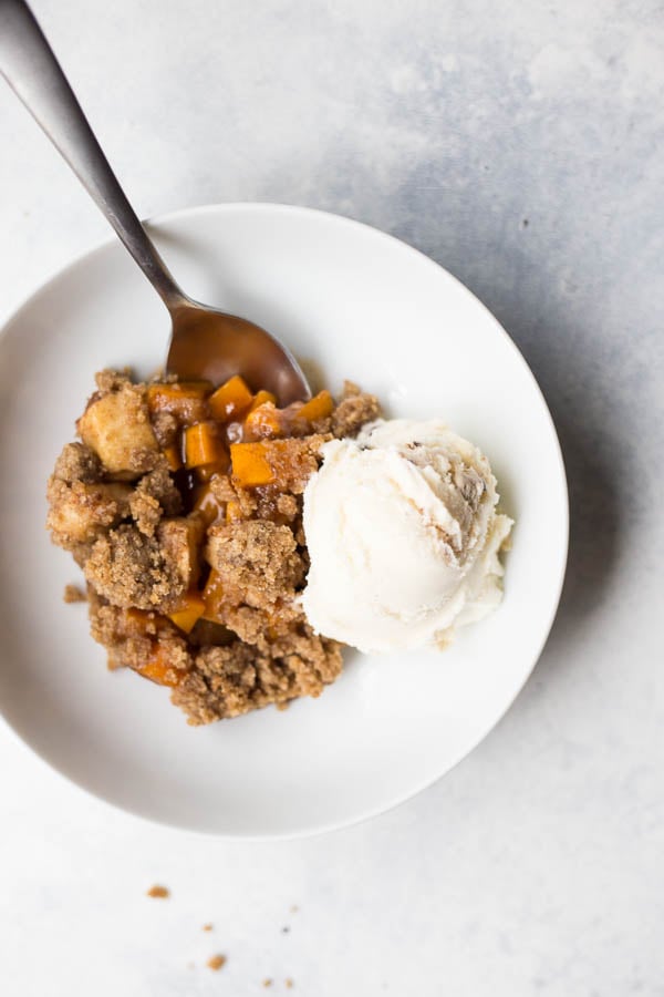Vegan Apple Butternut Squash Crisp: The the perfect dessert or breakfast for your holiday fun! Naturally gluten free and vegan, and delicious hot or cold. || fooduzzi.com recipe