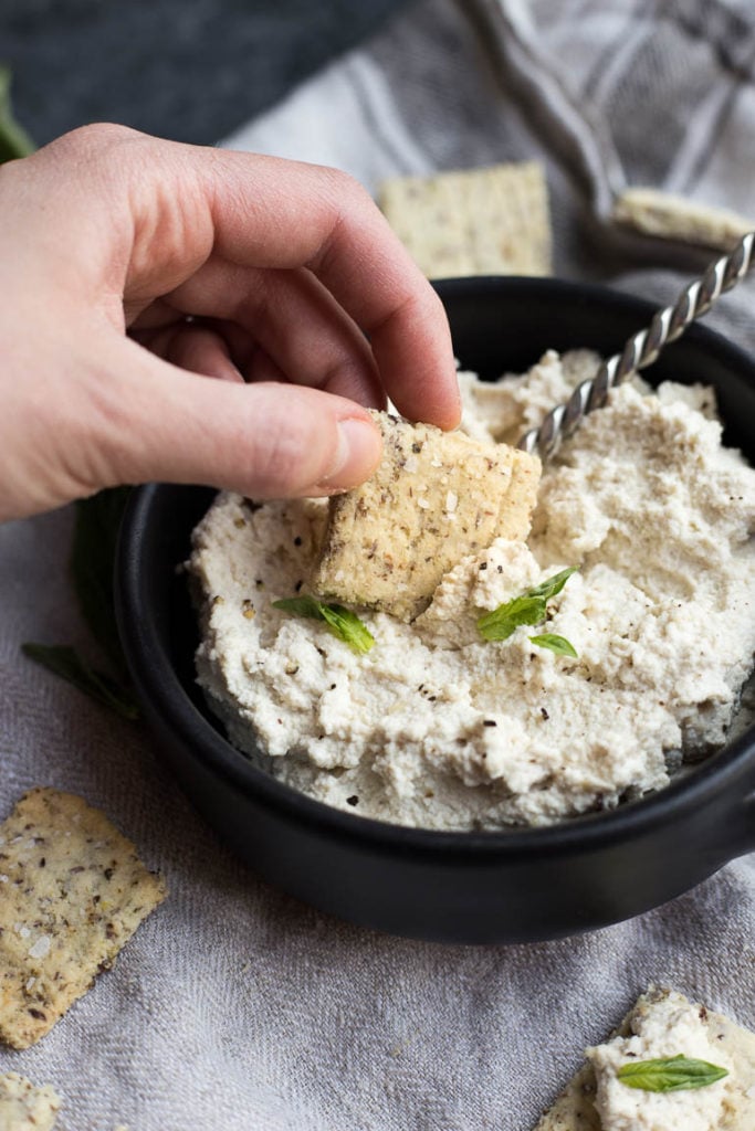 Easy Vegan Cashew Ricotta: super simple and only requires 4 ingredients! Use it as a healthy dip, in recipes, or as a spread! Naturally gluten free and dairy free. || fooduzzi.com recipe
