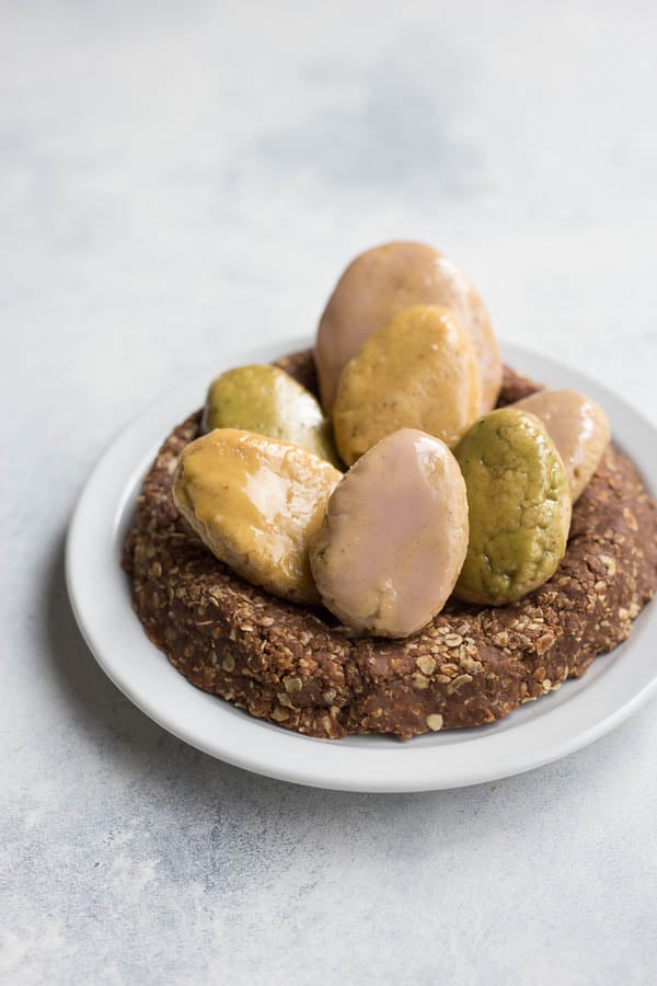 Vegan Egg Cookies + No-Bake Cookie Nest: These vegan egg cookies are the softest sugar cookies EVER. They pair perfectly with an edible no-bake cookie nest, and they're gluten & refined sugar free! The perfect sweet treat for Easter. || fooduzzi.com recipe