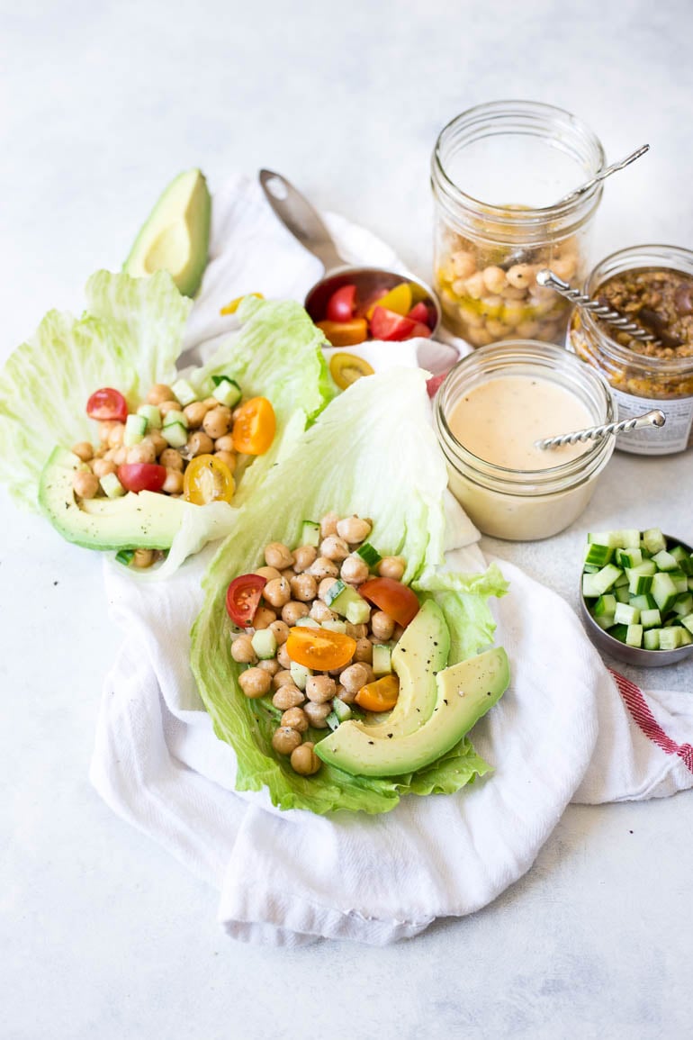 Vegan Greek Chickpea Lettuce Wraps: seriously fresh and flavorful! This 20 minute meal is totally healthy and perfect for spring and summer! || fooduzzi.com recipe
