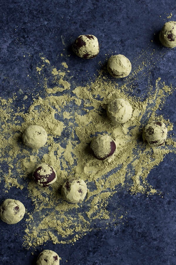 Vegan Matcha Dark Chocolate Truffles: The richest truffles ever! Made with only four ingredients, and they're naturally gluten free and vegan. Perfect for St. Patrick's Day or any day a sweets craving strikes! || fooduzzi.com recipe