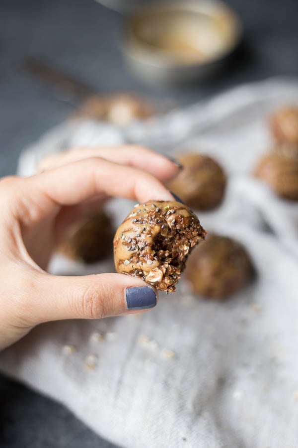 Vegan No-Bake Energy Bites: full of flavor, texture, and energy! Naturally gluten free and vegan, and a great school snack! || fooduzzi.com recipe