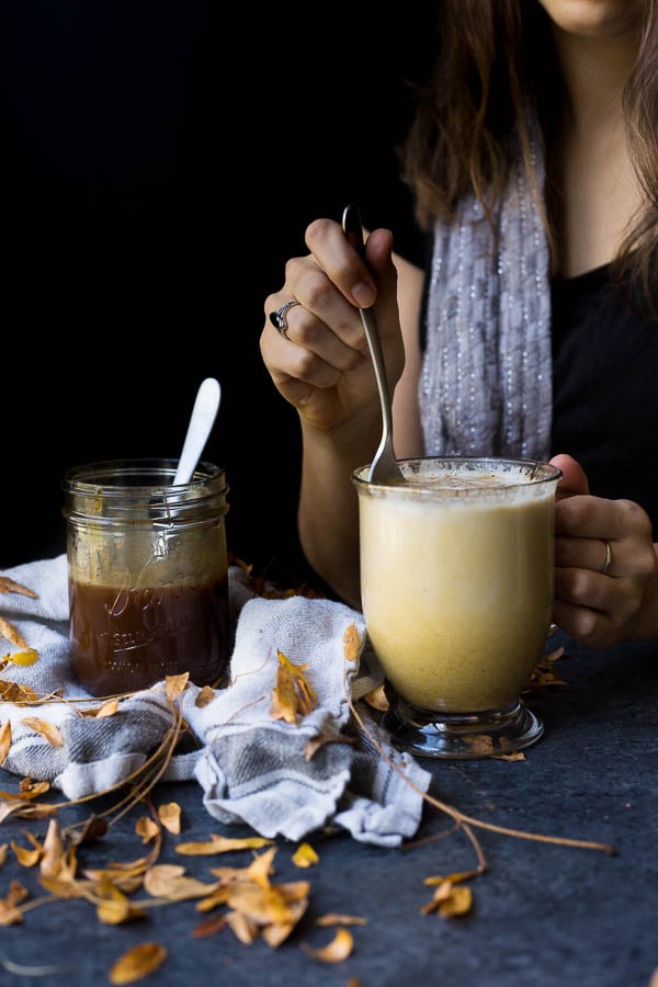Vegan Caramel Pumpkin Spice Latte: A vegan pumpkin spice latte...with a sweet twist! Pumpkin spice caramel is a delicious addition to this famous fall latte, and it's so simple to make at home! || fooduzzi.com recipe