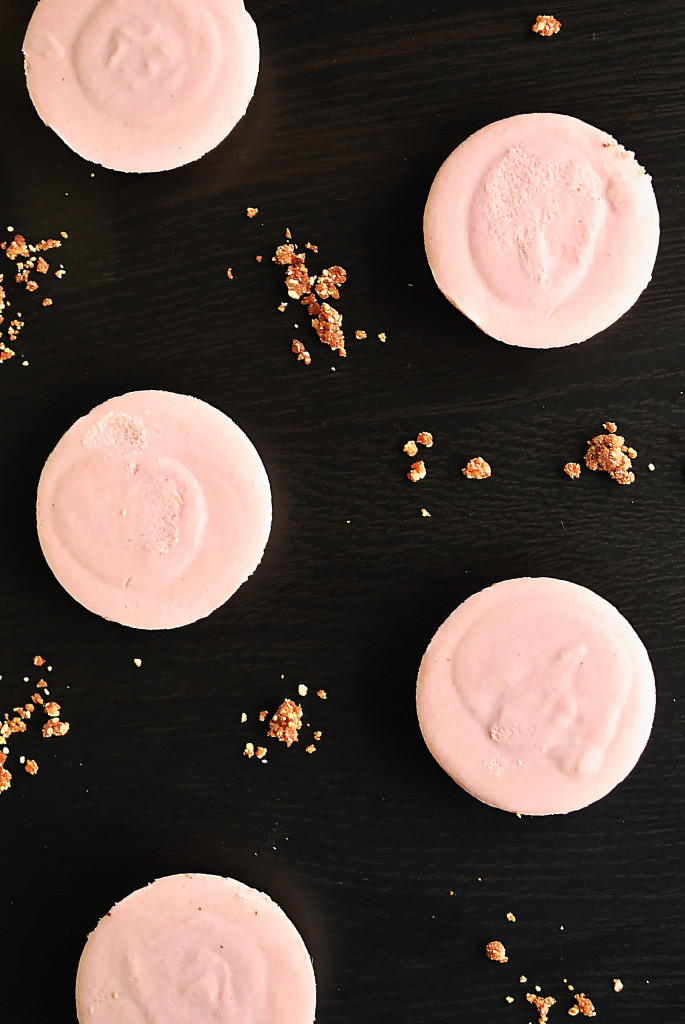 Vegan Red Velvet Cheesecakes: Ultra creamy and made with whole foods! These personal cheesecakes are gluten free and paleo, and they're 100% no-bake! || fooduzzi.com