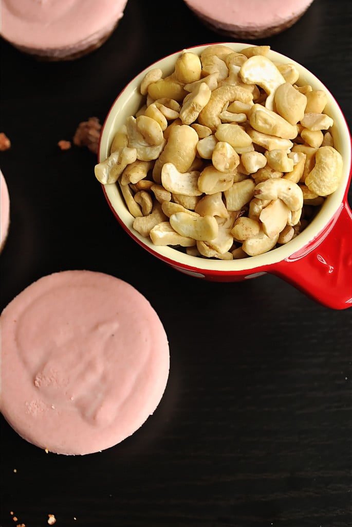 Vegan Red Velvet Cheesecakes: Ultra creamy and made with whole foods! These personal cheesecakes are gluten free and paleo, and they're 100% no-bake! || fooduzzi.com