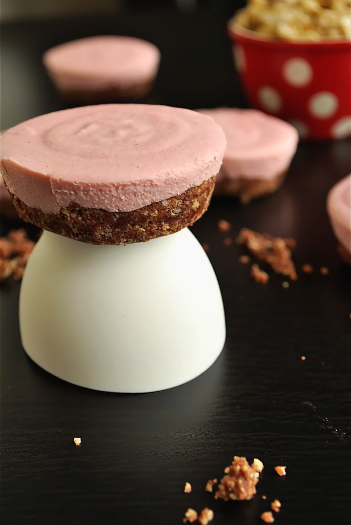 Vegan Red Velvet Cheesecakes: Ultra creamy and made with whole foods! These personal cheesecakes are gluten free and paleo, and they're 100% no-bake! || fooduzzi.com