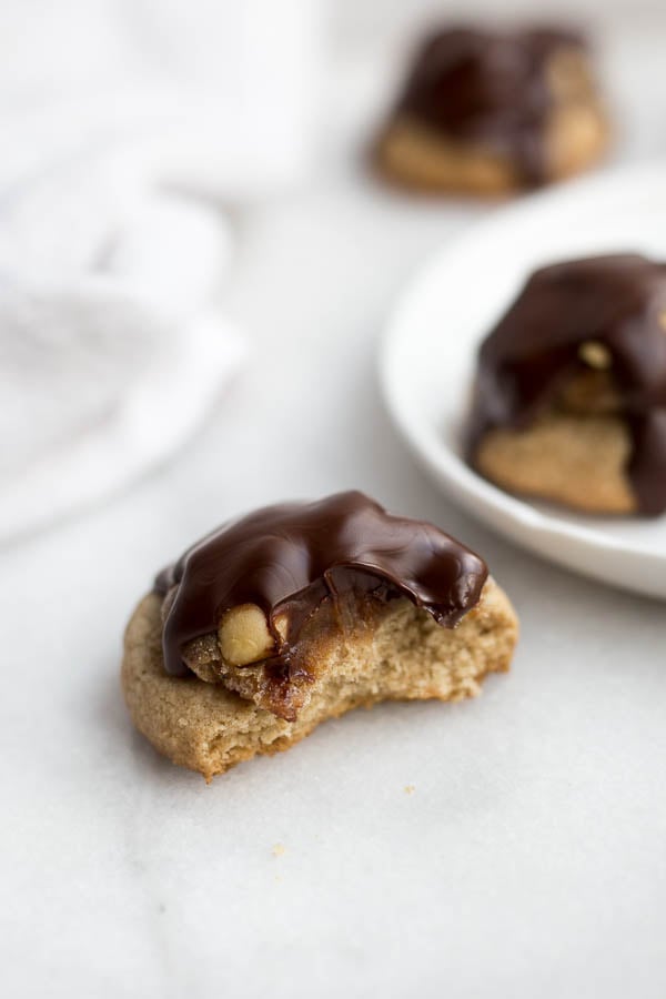 Vegan Snickers Cookies: Halloween's favorite candy bar...in cookie form! Date caramel, salty peanuts, and rich dark chocolate make up this vegan and gluten free healthy treat! || fooduzzi.com recipes