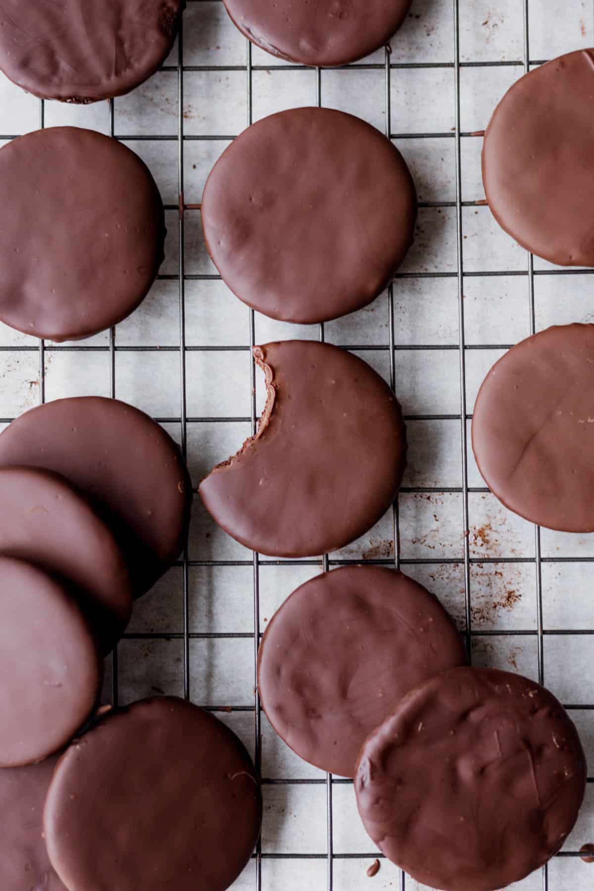 vegan thin mints on a cooling rack