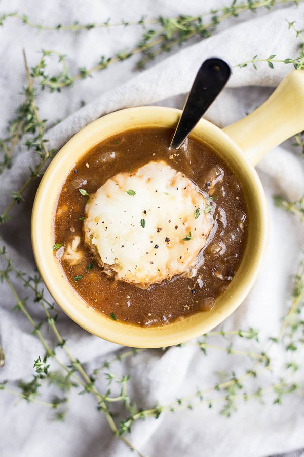 Vegan French Onion Soup: The classic sweet and savory soup...made vegan! Warm, comforting, and perfect for a cold winter night. || fooduzzi.com recipe