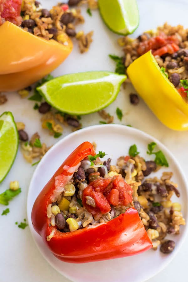 Vegetarian Mexican Stuffed Peppers: A quick and easy 30-minute meal that's gluten free, vegan, and delicious! || fooduzzi.com recipes