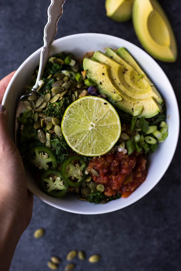 Warm Taco Bliss Salad: A super simple lunch or dinner salad that's ready in about 20 minutes! Filling, nutritious, full of veggies, and vegan! || fooduzzi.com recipe
